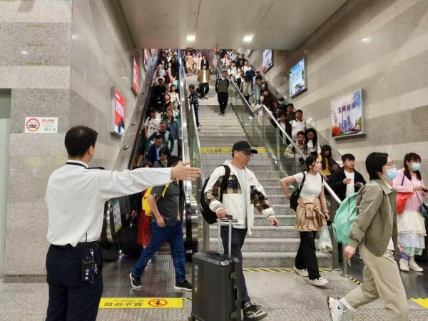 大财配资 长三角铁路今日预计发送386万人次，沪宁、沪杭等方向尚有余票