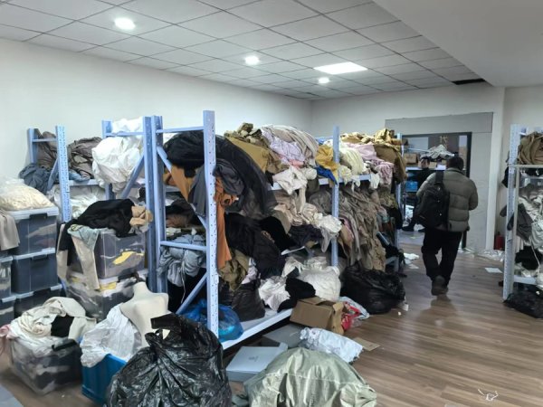 高忆管理 直播间卖仿制“同款”，抓！上海警方助力优化一流营商环境
